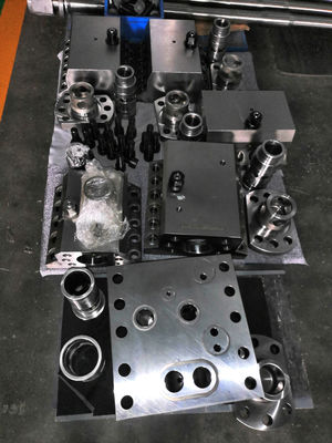 อุปกรณ์ excavator Hydraulic Hammer Valve Assembly / Hydraulic Breaker Spare parts ISO ยอมรับ